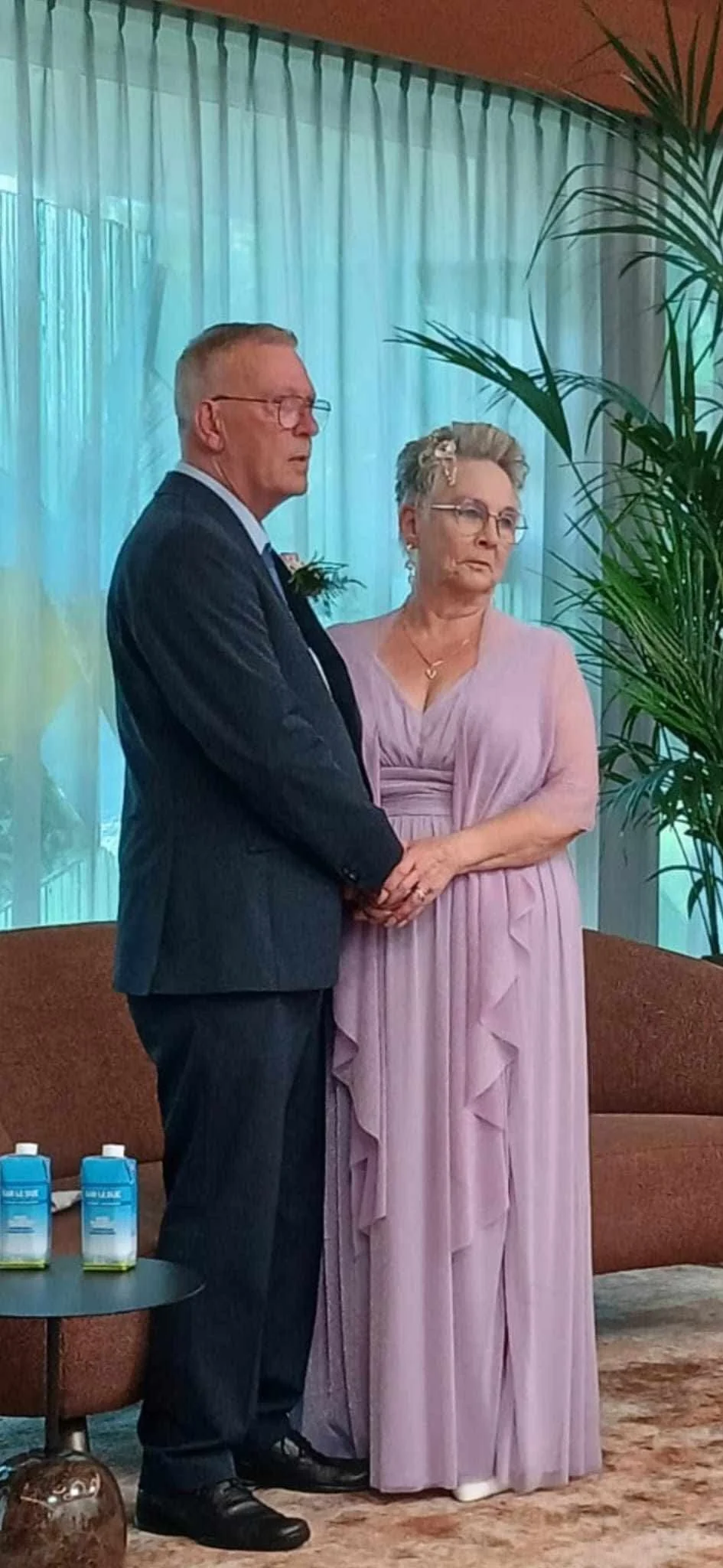 Ouder bruidspaar tijdens de ceremonie, de bruid in een lila jurk