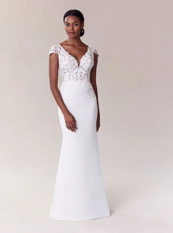 Trouwjurk fit and flare in stof crêpe met kleine kapmouwtjes
