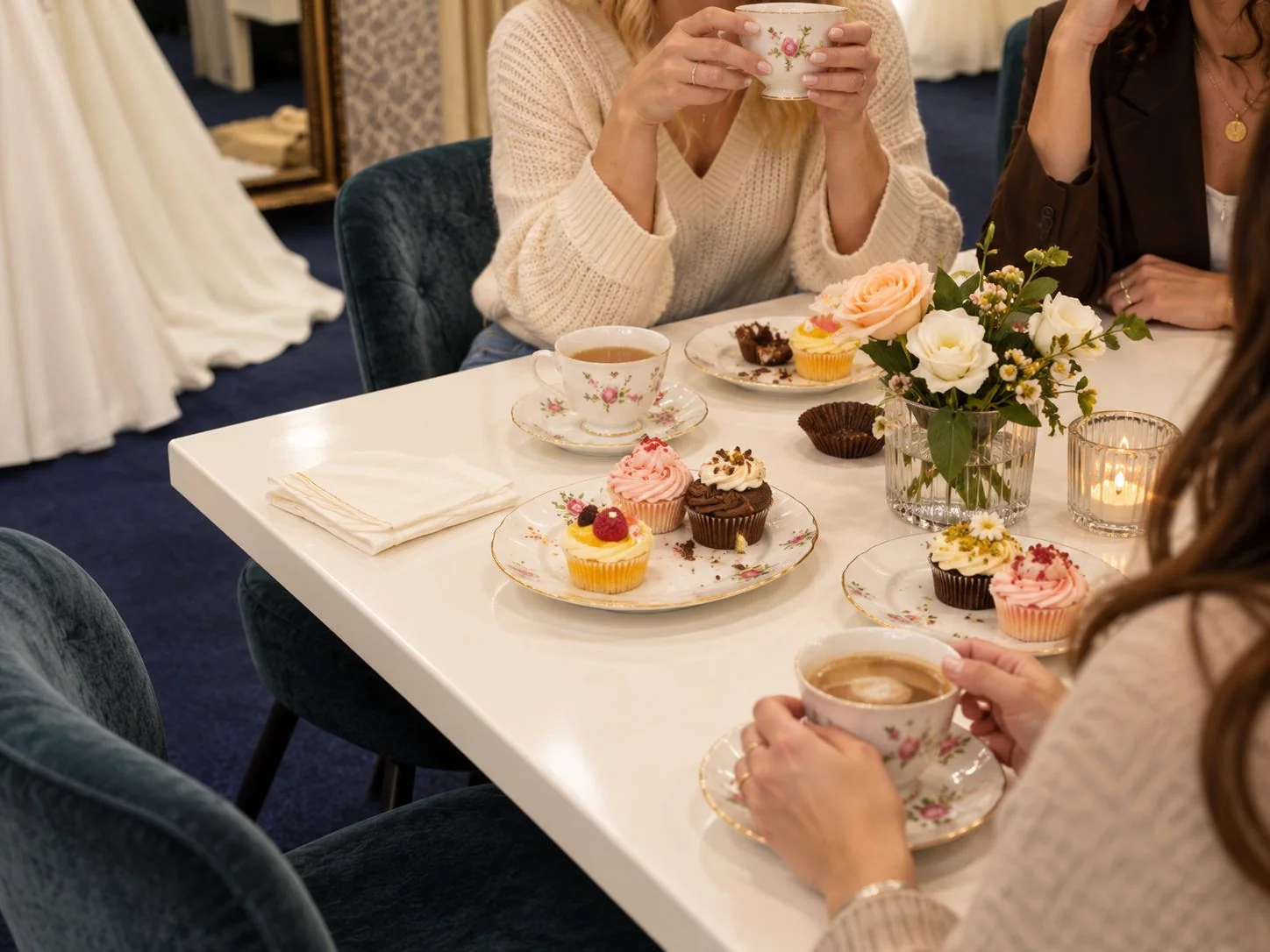 Koffie, thee en cupcakes aan tafel in de bruidssalon