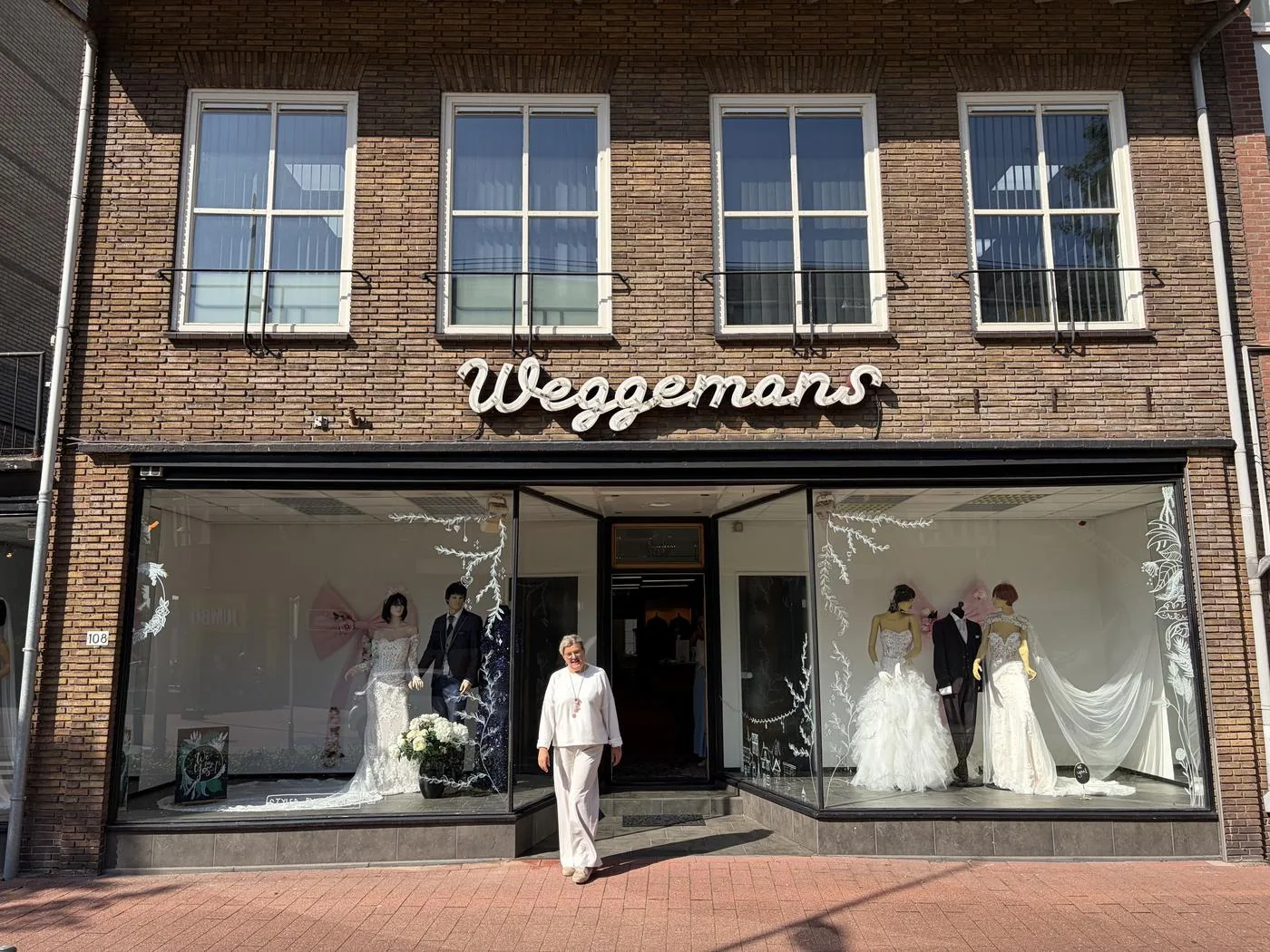 Jeanette Weggemans voor de winkel aan de Wilhelminastraat in Emmen