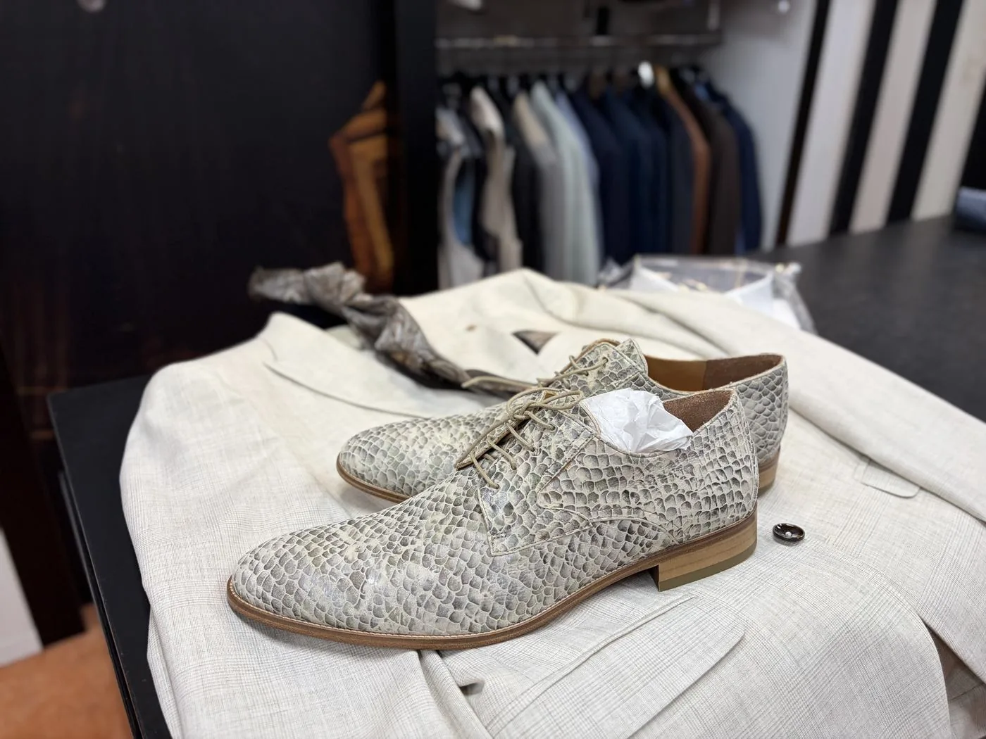 Schoenen met slangenprint op een linnen colbert