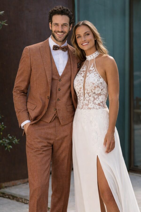 3 delig terracoota trouwpak samen met bruid