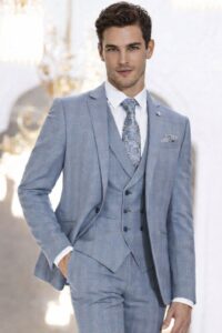 Lichtblauw driedelig trouwpak van Roberto Vicentti met gilet, maatwerk bij Weggemans Bruidsmode & Herenmode in Emmen