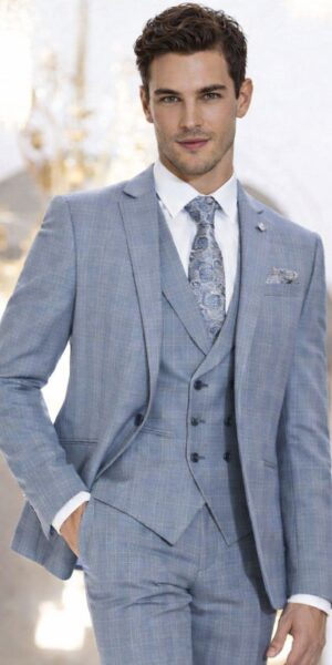 Lichtblauw driedelig trouwpak van Roberto Vicentti met gilet, maatwerk bij Weggemans Bruidsmode & Herenmode in Emmen