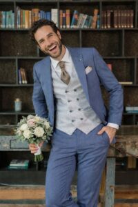 Klassiek blauw trouwpak met lichtgrijs gilet van Roberto Vicentti