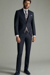 Bruidegom in nachtblauw trouwpak Roberto Vicentti 14.23.300 met champagnekleurig gilet