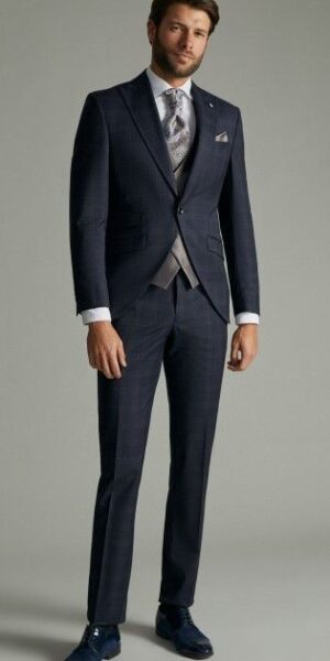 Bruidegom in nachtblauw trouwpak Roberto Vicentti 14.23.300 met champagnekleurig gilet