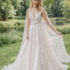 Bruid in bloemen trouwjurk in kleur vanille
