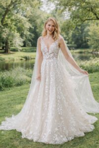 Bruid in bloemen trouwjurk in kleur vanille