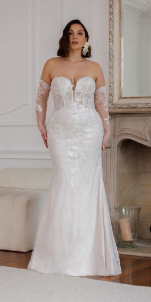 Mooie fit and flare plus size trouwjurk in de kleur champagne met losse lange mouwen