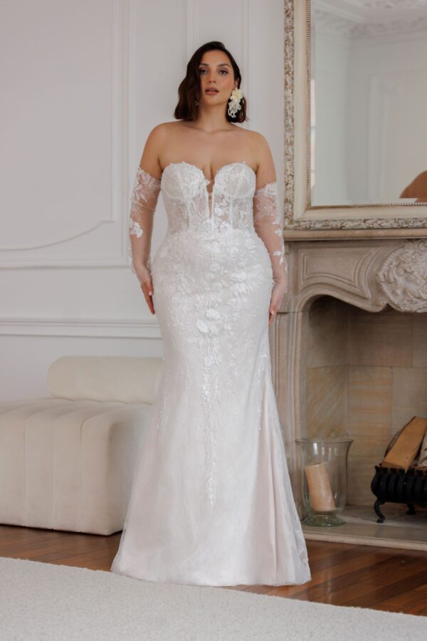 Mooie fit and flare plus size trouwjurk in de kleur champagne met losse lange mouwen