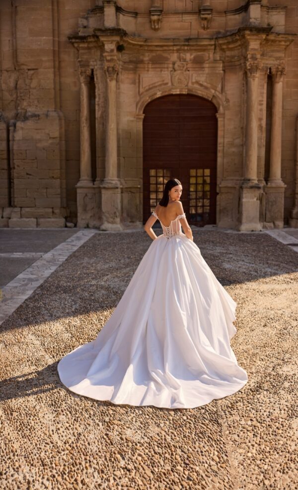 Zoek jij een super romantische exclusieve bruidsjurk, dan is dit misschien iets voor jou.