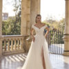 ruisende off shoulder tulle trouwjurk met splt van Veni Infantino