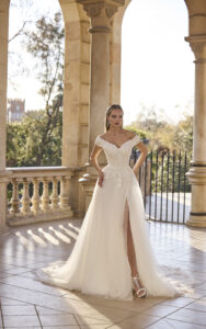ruisende off shoulder tulle trouwjurk met splt van Veni Infantino