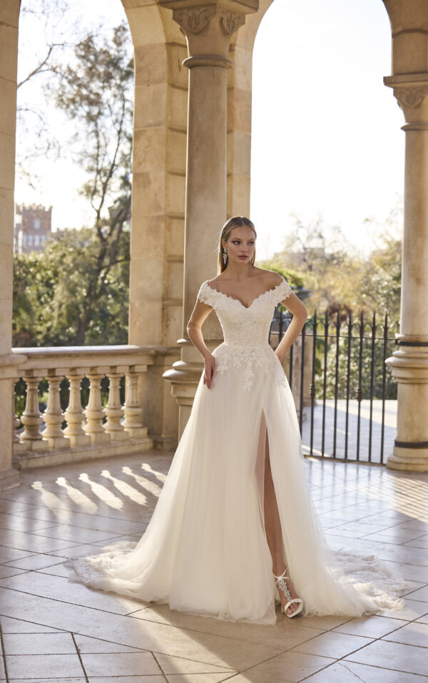 ruisende off shoulder tulle trouwjurk met splt van Veni Infantino