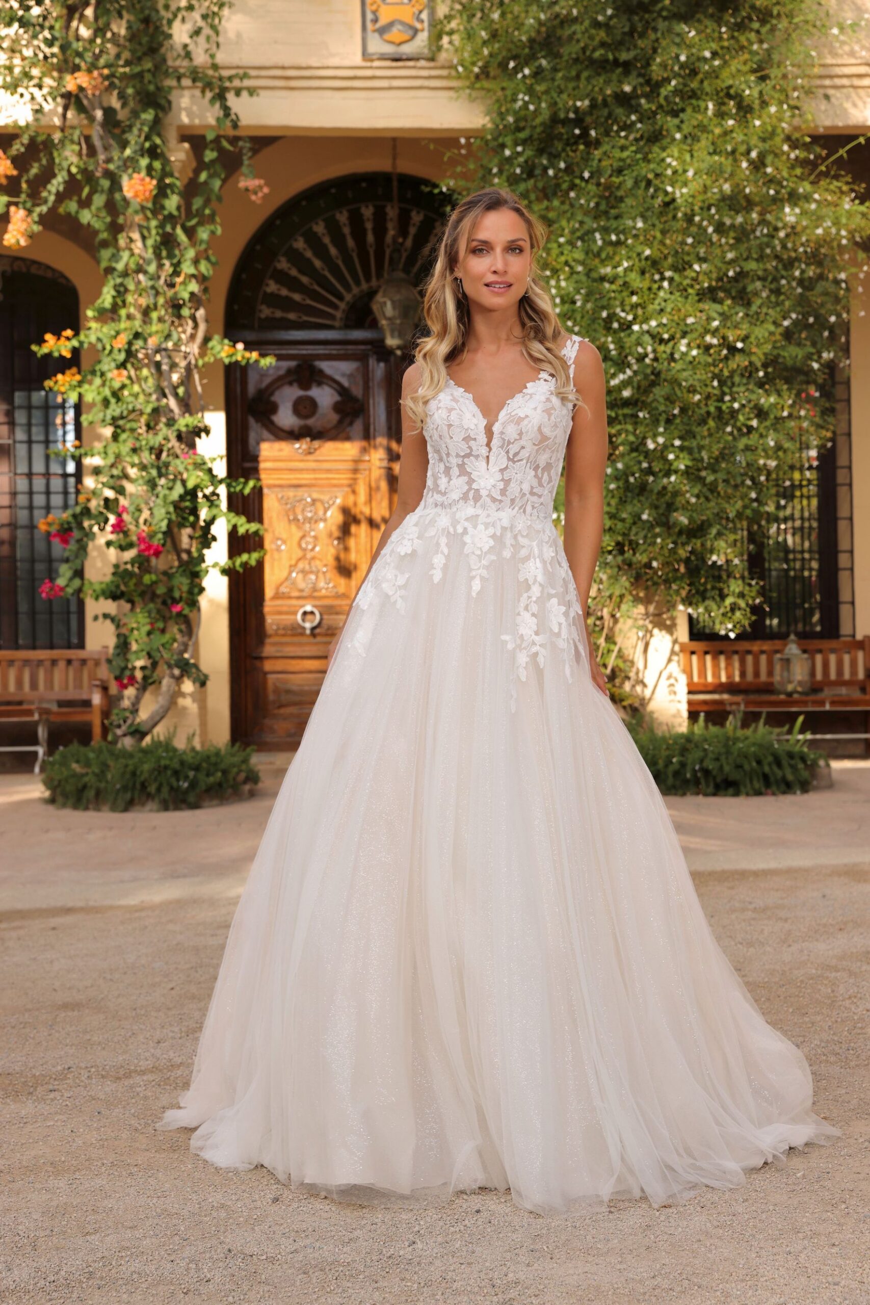 Bruidsjurk Arnolda uitgevoerd met mooie kant en V hals voor en achterzijde