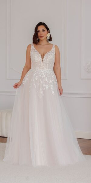 Mooie champagne trouwjurk in grote maat van Jarice Bridal bij Weggemans Bruidsmode in Emmen