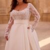 Veni Infantino trouwjurk met lange mouwen – ook verkrijgbaar in plus-size bij Weggemans Bruidsmode Emmen.