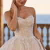 Couture prinsessen trouwjurk zonder cape met bloemendetails van Veni Infantino, exclusief bij Weggemans Bruidsmode Emmen.