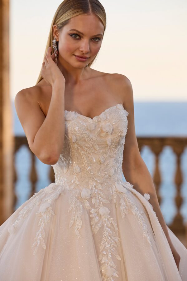 Couture prinsessen trouwjurk zonder cape met bloemendetails van Veni Infantino, exclusief bij Weggemans Bruidsmode Emmen.