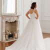 A-lijn trouwjurk Cathryn van Jarice met kanten details en lange tule sleep – Weggemans Bruidsmode Emmen