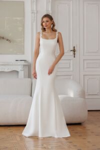 Fit & flare trouwjurk Damina van Jarice met vierkante hals en gladde stof – Weggemans Bruidsmode Emmen