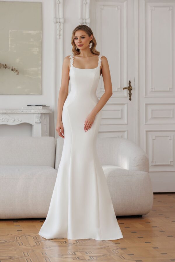 Fit & flare trouwjurk Damina van Jarice met vierkante hals en gladde stof – Weggemans Bruidsmode Emmen