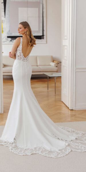 Trouwjurk Annette fitandflare met prachtige sleep