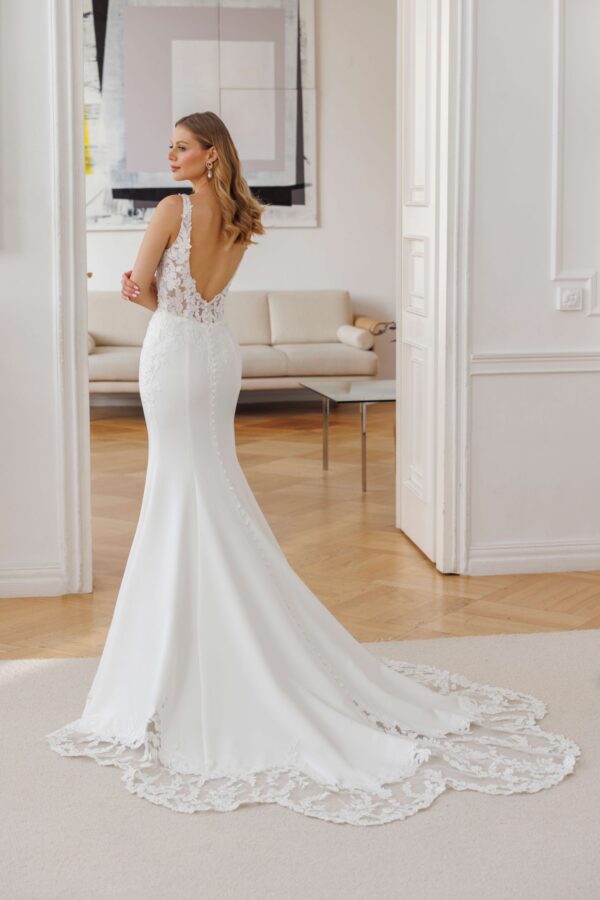Trouwjurk Annette fitandflare met prachtige sleep