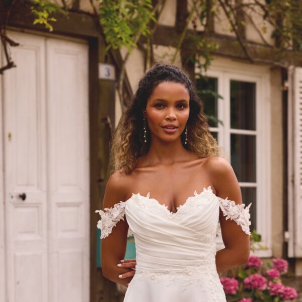 Elegante trouwjurk Sweetheart 20049 in A-lijn model met hartvormige halslijn en kanten details – Weggemans Bruidsmode Emmen
