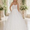 Bruid in mooie romantsiche tulle trouwjurk