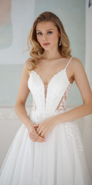 Detailfoto trouwjurk Dolce met kant, diepe V-hals en transparante zijkanten