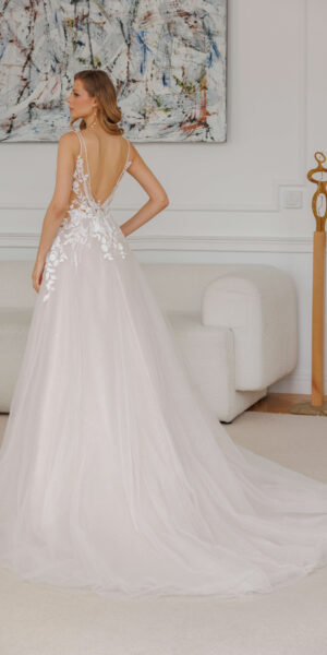 A-lijn trouwjurk Angelino van Jarice met diepe open rug en kanten applicaties, gefotografeerd bij Weggemans Bruidsmode in Emmen.