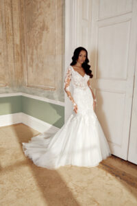 Sincerity 44542 fishtail bruidsjurk met kanten lijfje, lange mouwen en tule rok met sleep (vooraanzicht)