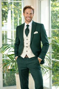 staande bruidegom in mooie groen kleur met ivoor gilet