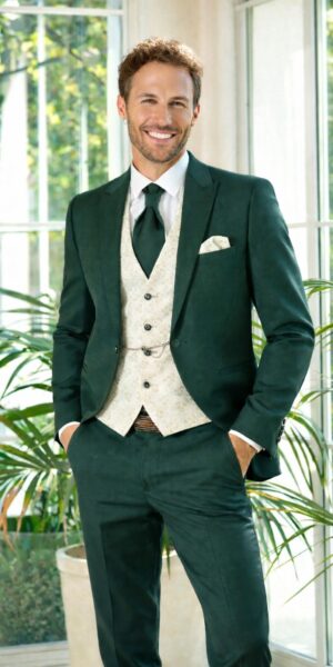 staande bruidegom in mooie groen kleur met ivoor gilet