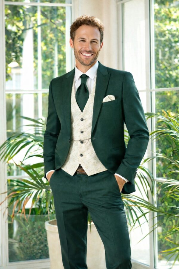 staande bruidegom in mooie groen kleur met ivoor gilet