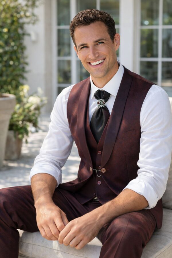 zittende bruidegom in bordeaux trouwpak zonder jasje