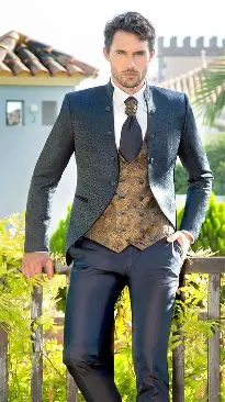 bruidegom in blauw met goud trouwpak