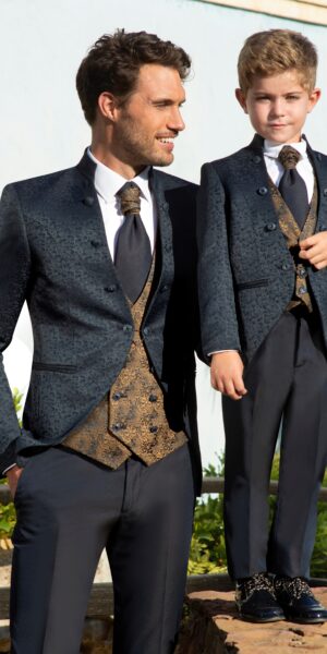 Donkerblauw Enzo Romano trouwpak met goudkleurig jacquard gilet en bijpassend kinderpak, gedragen door bruidegom en kind