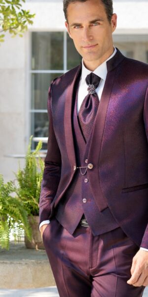 staande bruidegom in een Enzo Romano trouwpak in bordeaux
