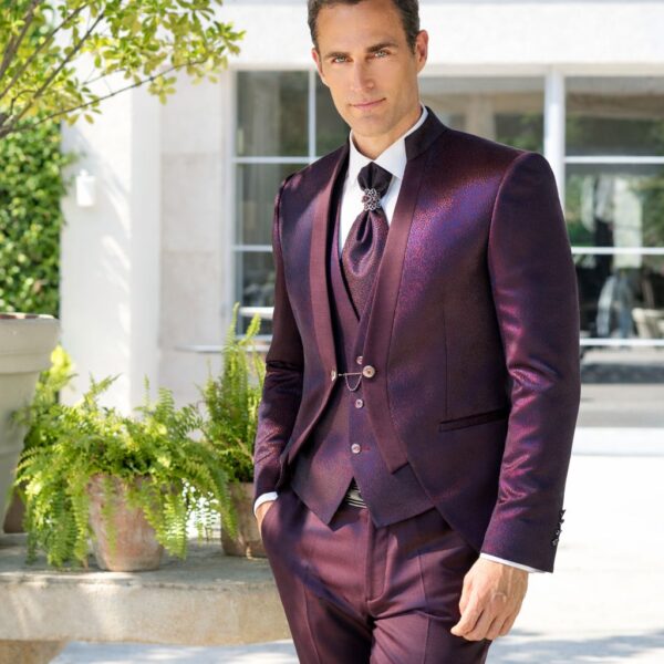 staande bruidegom in een Enzo Romano trouwpak in bordeaux