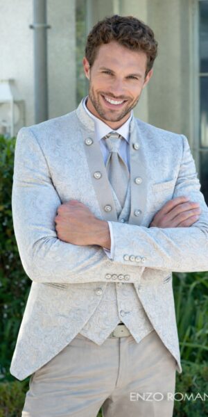 bruidegom in trouwpak ivoor