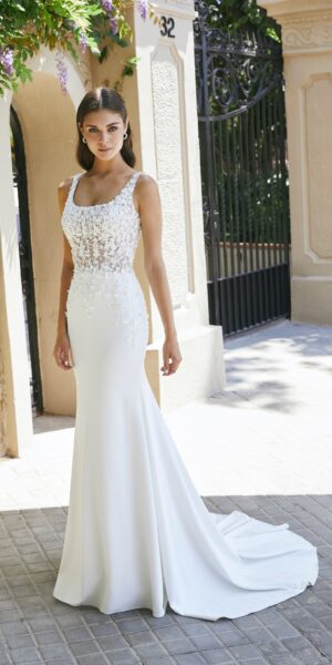 bruidje in fit and flare bruidsjurk van Weggemans in Emmen